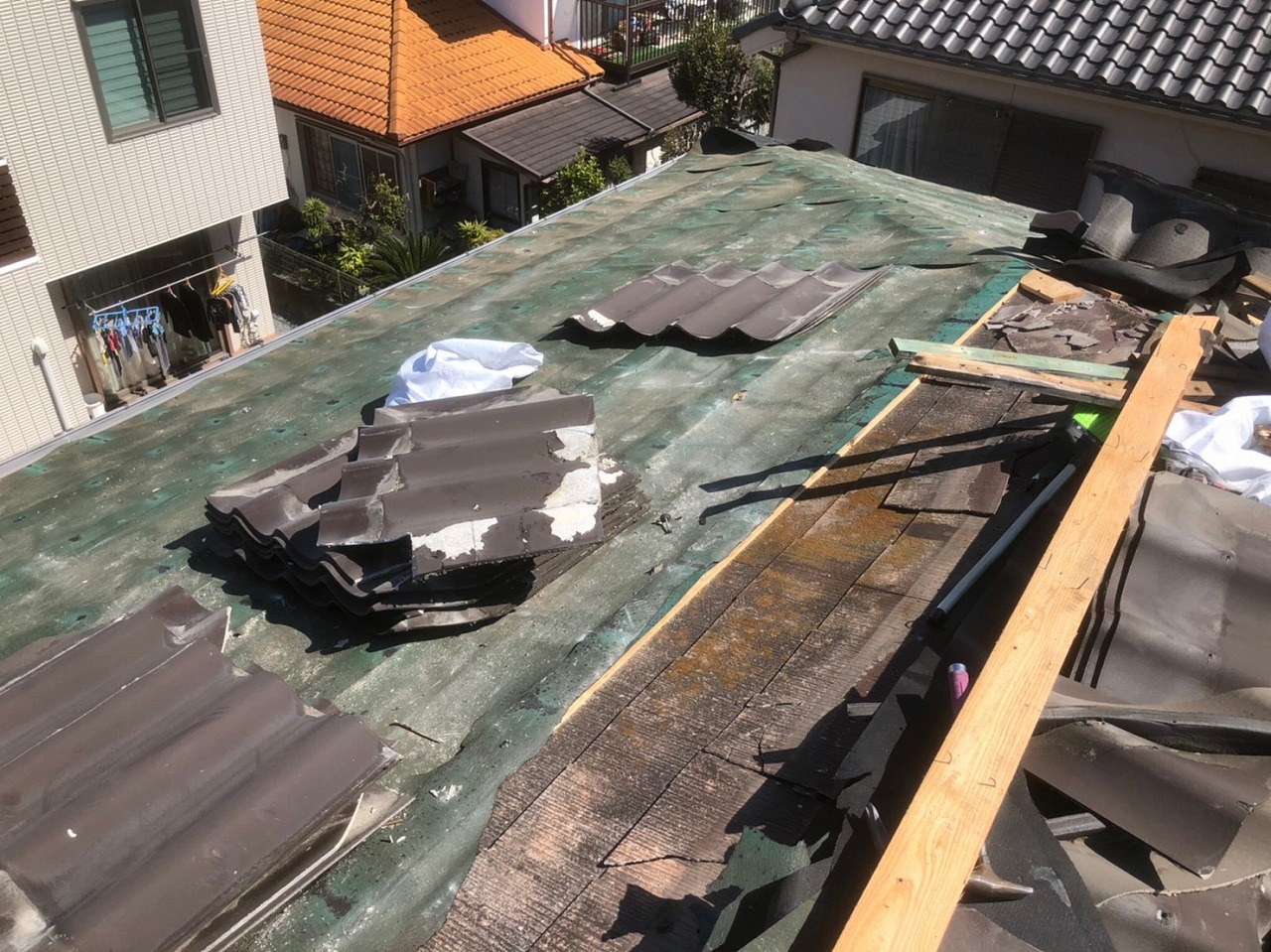 生駒市の葺き替え工事、大屋根のかわらＵを撤去